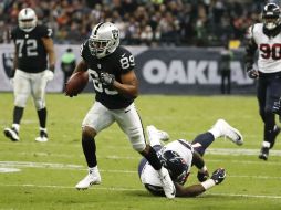 Amari Cooper, de los Raiders, rompe una tacleada de D.J. Reader, para hacer la anotación del triunfo. AP / E. Verdugo