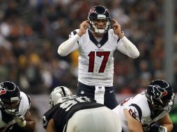 En los primeros minutos, el mariscal de campo de los Texanos recibió en el rostro la luz de un apuntador láser. AFP / B. Mendes