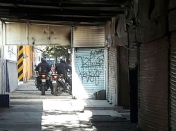 Al  menos dos unidades de la Policía de Guadalajara permanecen en la calle Pensador Mexicano esta mañana. EL INFORMADOR / A. García