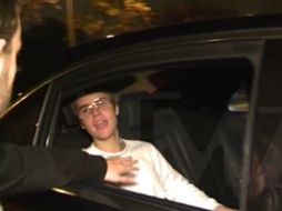 En el video se aprecia cómo Bieber suelta un puñetazo al muchacho, quien terminó con sangre. ESPECIAL / www.tmz.com/