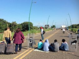 El grupo trabajadores de la CNTE colocó piedras y lazos sobre la cinta asfáltica para impedir la circulación vehicular. SUN / ARCHIVO