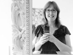 En su cuenta de Twitter, la australiana publica comentarios sobre la obra. TWITTER / @Moira_Read