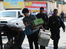 Comerciantes instalados en la Feria Permanente del Calzado levantaron su mercancía ante la presencia de autoridades del Ayuntamiento. EL INFORMADOR / G. Gallo