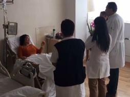 En el video, se aprecia a Alejandra Guzmán sobre un sillón, con las piernas en alto y rodeada por personal médico. INSTAGRAM / laguzmanmx