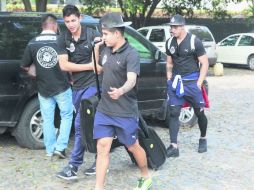 Ángel Zaldívar (izquierda) hizo el viaje para jugar contra el América. Lo acompañan en la imagen Eduardo López y Alan Pulido. EL INFORMADOR / M. Vargas