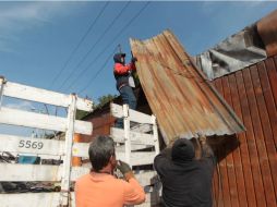 Trabajadores desmonta las instalaciones irregulares de la Feria Permanente del Calzado. EL INFORMADOR / F. Atilano