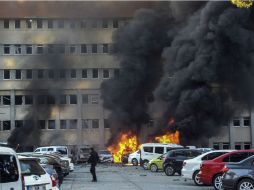 La detonación se pudo oír en toda la ciudad y las ventanas de numerosos edificios cercanos se rompieron. AP /
