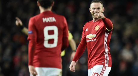 Rooney (I) y Mata (D) celebran el segundo gol del ManU. AFP / O. Scarff