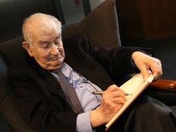 El sábado 26 de noviembre, el poeta español inaugurará el Salón de la Poesía, dentro de la FIL. EL INFORMADOR / P. Franco