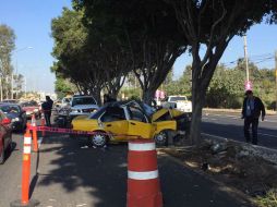 El taxi se impactó contra un árbol del camellón. ESPECIAL / Bomberos de Zapopan