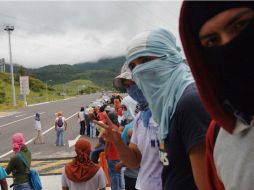 Estudiantes, muchos de ellos cubiertos del rostro, apedrearon una patrulla de las fuerzas estatales en la carretera a Salamanca. NTX / ARCHIVO