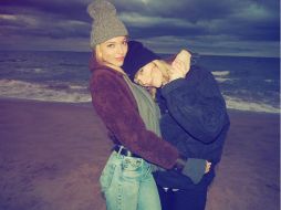 La cantante también publicó foto con su amiga modelo Martha Hunt. TWITTER / taylorswift