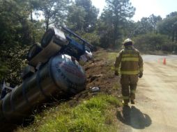 El vehículo con doble semiremolque volcó en el kilómetro 176 de la carretera federal 200 que va a Vallarta por Cihuatlán. ESPECIAL / UEPCBJ