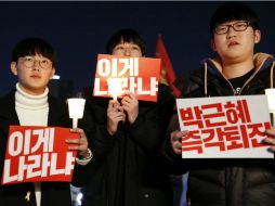 Estudiantes surcoreanos portan velas y pancartas en las que se lee: Park Geun-hye fuera. EFE / J. Heon-Kyun