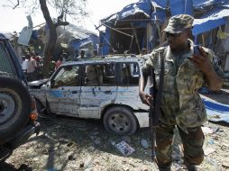Un soldado permanece cerca de donde ocurrió la explosión. AP / F. Abdi