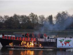 La quema de los valiosos afiches la realizaron a bordo de un bote en el río Támesis. EFE / H. Young