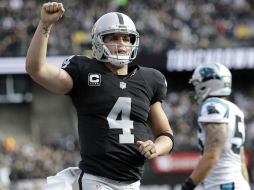 Carr (foto) completó un pase de 49 yardas con Michael Crabtree en tercera y nueve desde la yarda 14. AP / J. Sánchez