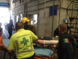 Se trata de un hombre de 33 años cuyo brazo derecho quedó prensado al operar una máquina enrrolladora de cable. ESPECIAL / Protección Civil Guadalajara