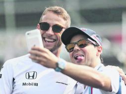 El británico Jenson Button (izq.) y el brasileño Felipe Massa dijeron adiós en el Gran Premio de Abu Dhabi. ESPECIAL /