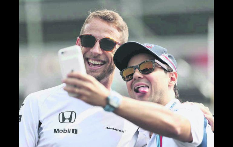 El británico Jenson Button (izq.) y el brasileño Felipe Massa dijeron adiós en el Gran Premio de Abu Dhabi. ESPECIAL /