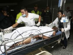 Miembros de la Clínica San Juan de Dios reciben al jugador del equipo brasileño Chapecoense Alan Ruschel. EFE / L. Noriega