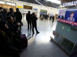 Varios ciudadanos siguen por televisión el tercer discurso público de la presidenta de Corea del Sur, Park Geun-hye. EFE / J. Heon-Kyun