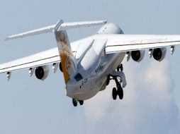 Fotografía de archivo de un avión RJ85 similar el avión que transportaba al equipo de futbol brasileño Chapecoense. EFE / ARCHIVO