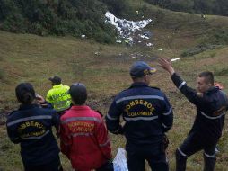 Organismos de socorro continúan con los trabajos de rescate  en donde cayó la aeronave. AFP / R. Arboleda