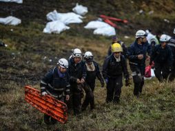 Equipos de rescate trabajan en la recuperación de los cuerpos de las víctimas del accidente aéreo. AFP / R. Arboleda