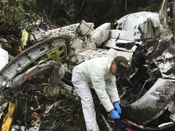 Un oficial de policía trabaja en el lugar del accidente en labores de rescate. AP / Policía Nacional de Colombia