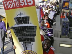 En Chicago, cientos de manifestantes se aglomeraron frente al Aeropuerto Internacional O'Hare portando carteles. AP / E. Risberg
