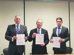 Firma. Juan Arturo Covarrubias, José Medina Mora y Karsten Schrôder muestra el documento. ESPECIAL /