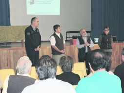 Curso. El comisario Salvador Caro durante la capacitación para protegerse de delitos. ESPECIAL /