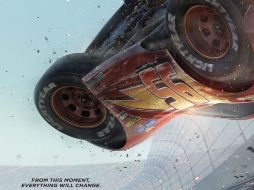 La imagen muestra al 'Rayo McQueen' en lo que parece ser un accidente dentro de la pista de carreras. TWITTER / @DisneyPixar
