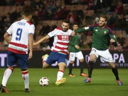 Jon Toral, del Granada, prepara un tiro. El futbolista anotó el tanto de la victoria para su equipo. EFE / M. A. Molina