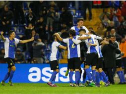 Los futbolistas del Hércules celebran el tanto que los ponía momentáneamente adelante ante los catalanes. AFP / J. Jordan