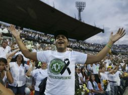 Los aficionados acudieron vestidos de blanco para rendir homenaje a los fallecidos en el incidente aéreo. AP / AP/ F. Vergara