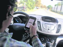 Uno de los conductores que opera mediante el sistema de solicitud vía teléfono celular. EL INFORMADOR / ARCHIVO