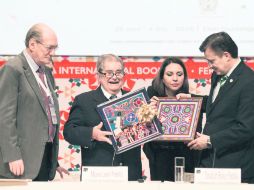 El rector de la Universidad de Guadalajara, Tonatiuh Padilla, a la derecha, entrega el reconocimento. EL INFORMADOR / P. Franco