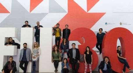 Los escritores posan para la foto conmemorativa. ESPECIAL / FIL