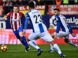 Reyes (23) en un duelo personal con Gameiro, del Atlético de Madrid. AFP / G. Julien