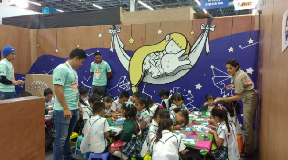 Entre títeres, animales, seres fantásticos e inimaginables, los niños experimentan el mundo de los libros. EL INFORMADOR / S. Aceves