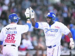 Jesús Valdez (derecha) produjo dos de las 12 carreras de los Albiazules anoche en Zapopan. ESPECIAL / CHARROS/STRAFFON IMAGES