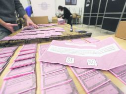 Personal prepara papeletas en un puesto de votación para la elección programada para calificar el Gobierno de Renzi. AP /