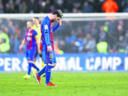 Lionel Messi lamenta el empate ante el Real Madrid al final del partido de la Jornada 14 de Liga en el Camp Nou. EFE /