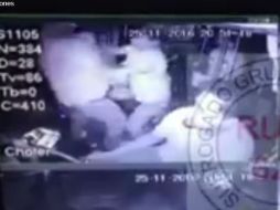 Tras un intercambio de palabras,, cuando el camión se detiene, el ladrón forcejea brevemente con la señora y escapa a pie. FACEBOOK / Ruta 622