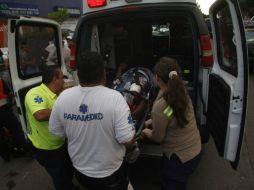 Paramédicos hallan a la víctima a bordo del vehículo, con una herida de bala en el cuello. No hay datos de los agresores. EL INFORMADOR / ARCHIVO