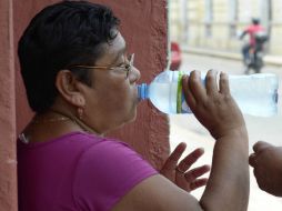 Recomiendan a la población beber por lo menos dos litros de agua al día para prevenir el mal. EL INFORMADOR / ARCHIVO