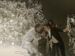 En el clip aparecen Alex Turner y Miles Kane junto a otros músicos en un espacio cerrado en el que se colocó una pequeña pasarela. TWITTER / @tlsp