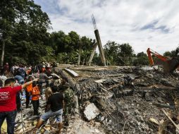 Miembros de los servicios de rescate indonesios trabajan en las labores de búsqueda de víctimas entre los escombros. EFE / H. Simanjuntak
